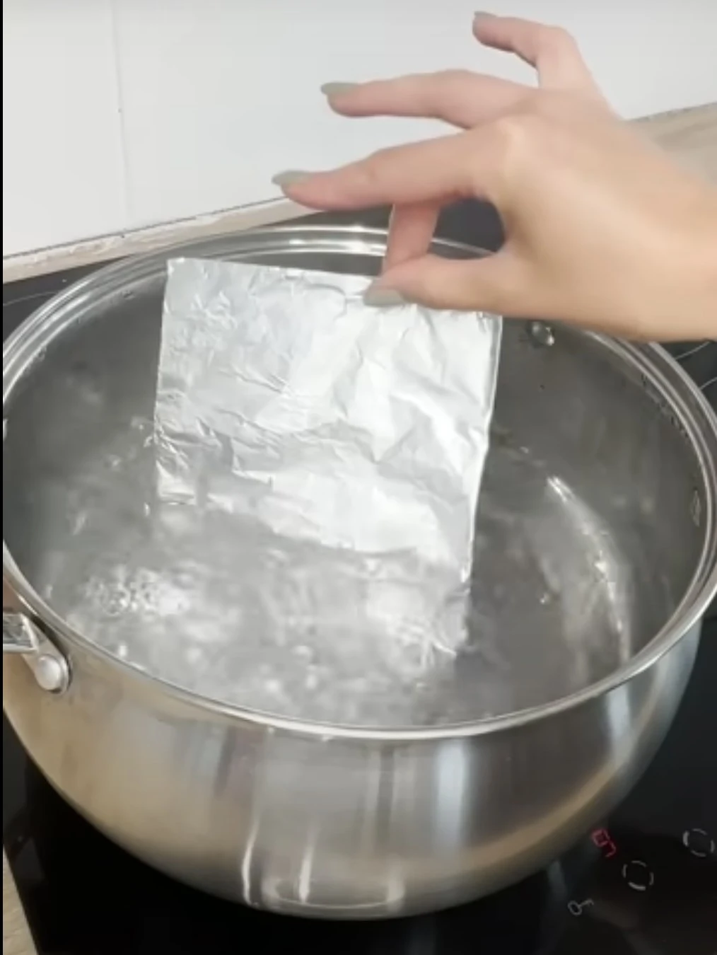Put a Sheet of Aluminum Foil in Boiling Water, Even Wealthy People Do This: The Reason
